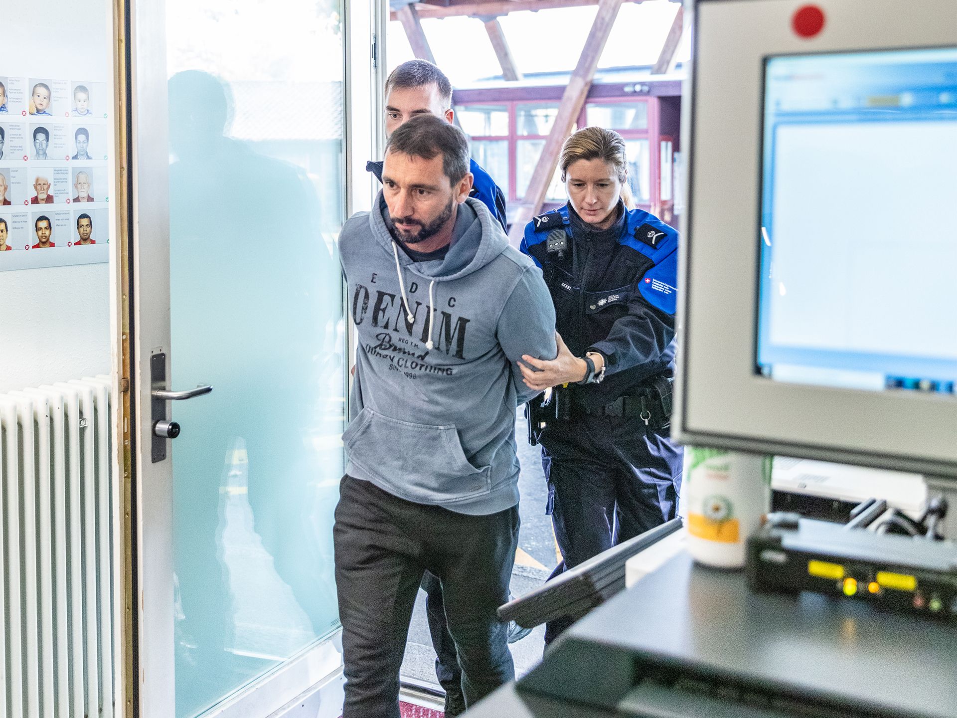 Chez nous, tu protègeras la Suisse